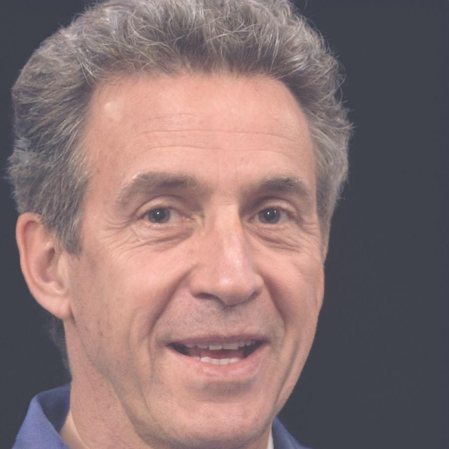 Financial markets expert explaining trading concepts